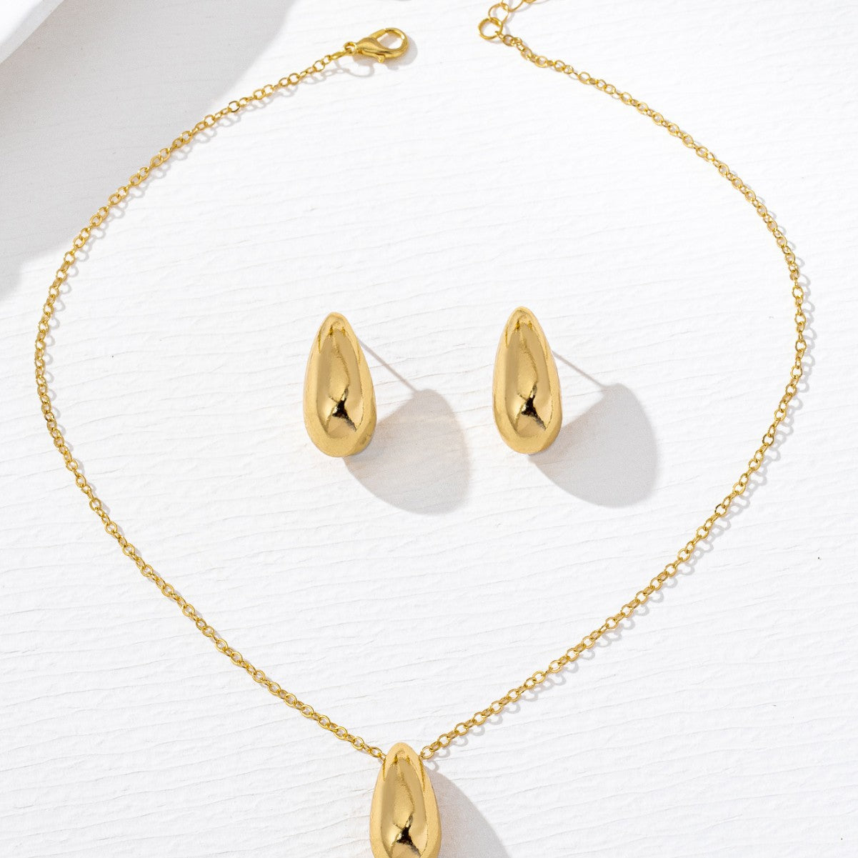 Golden Teardrop-shaped Necklace And Earring Set
