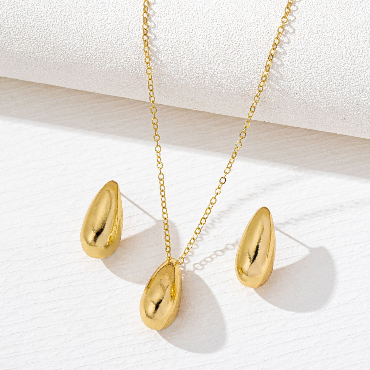 Golden Teardrop-shaped Necklace And Earring Set
